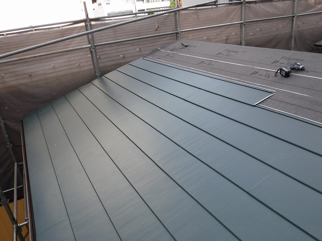 横断ルーフの設置中